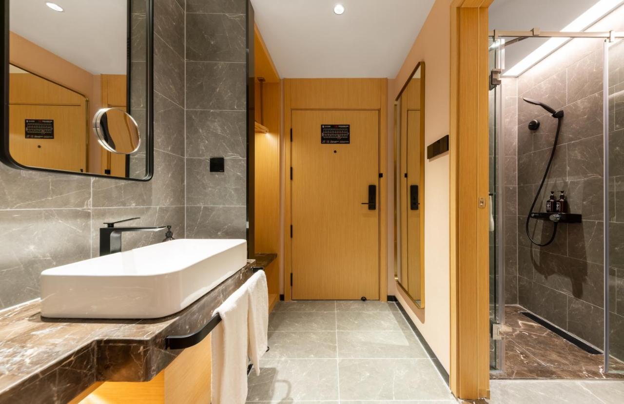 East Sacred Hotel: Tiananmen Square Proximity with Tourism Services Beijing Exterior photo Bathroom