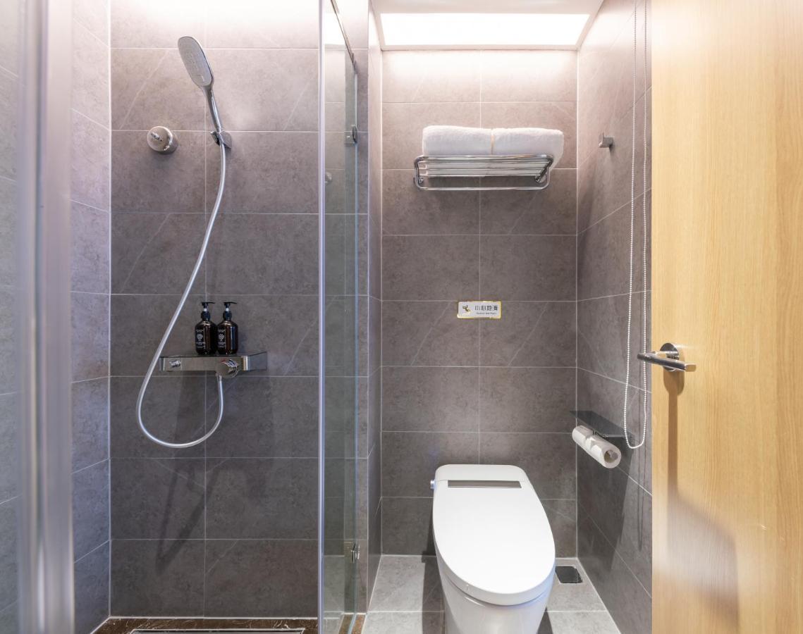 East Sacred Hotel: Tiananmen Square Proximity with Tourism Services Beijing Exterior photo A wet room in a hotel